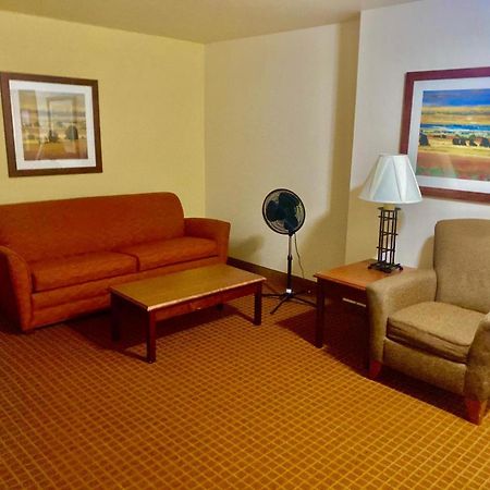 Park View Inn & Suites Hoisington Near Great Bend Bagian luar foto
