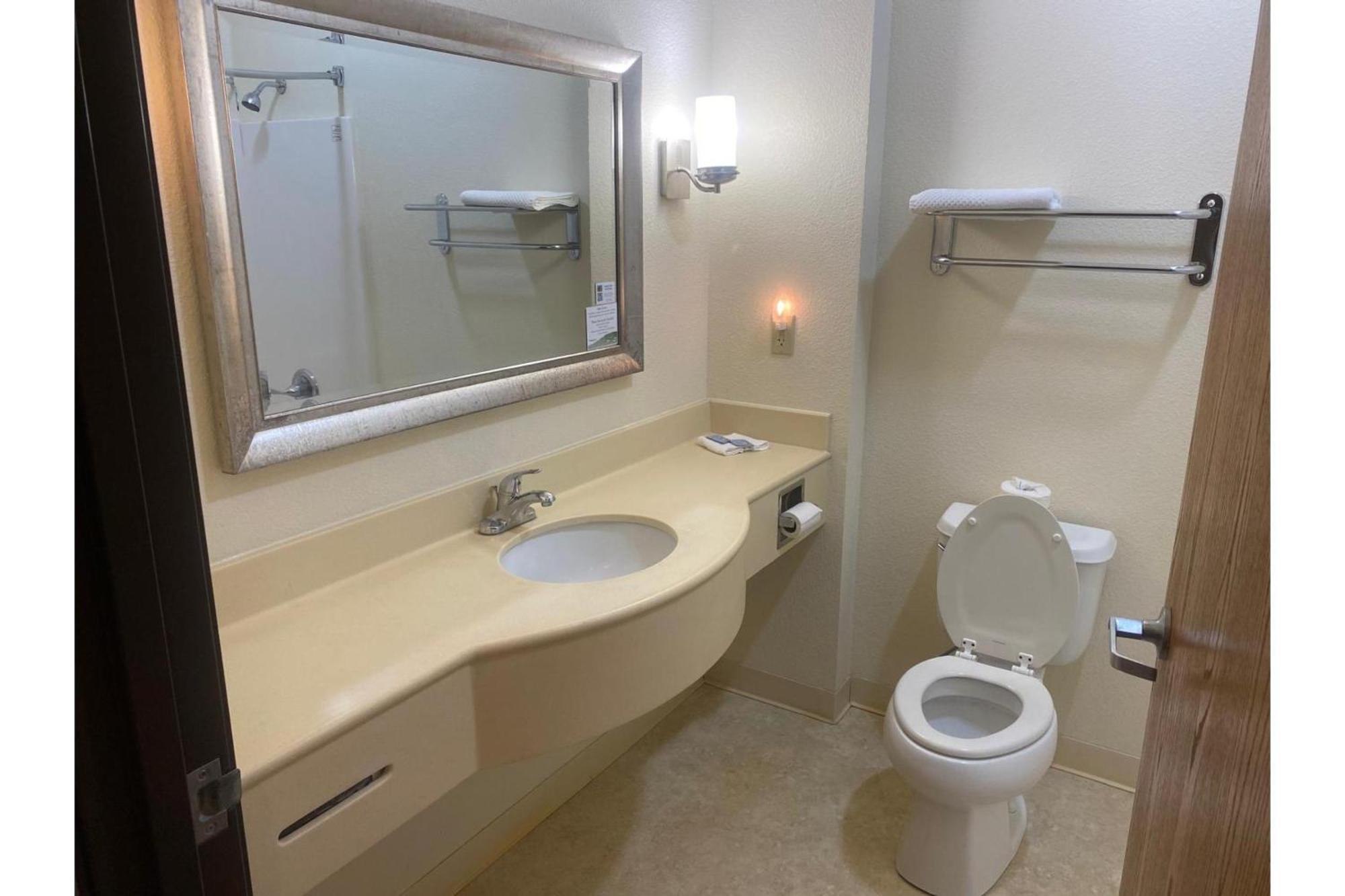 Park View Inn & Suites Hoisington Near Great Bend Bagian luar foto