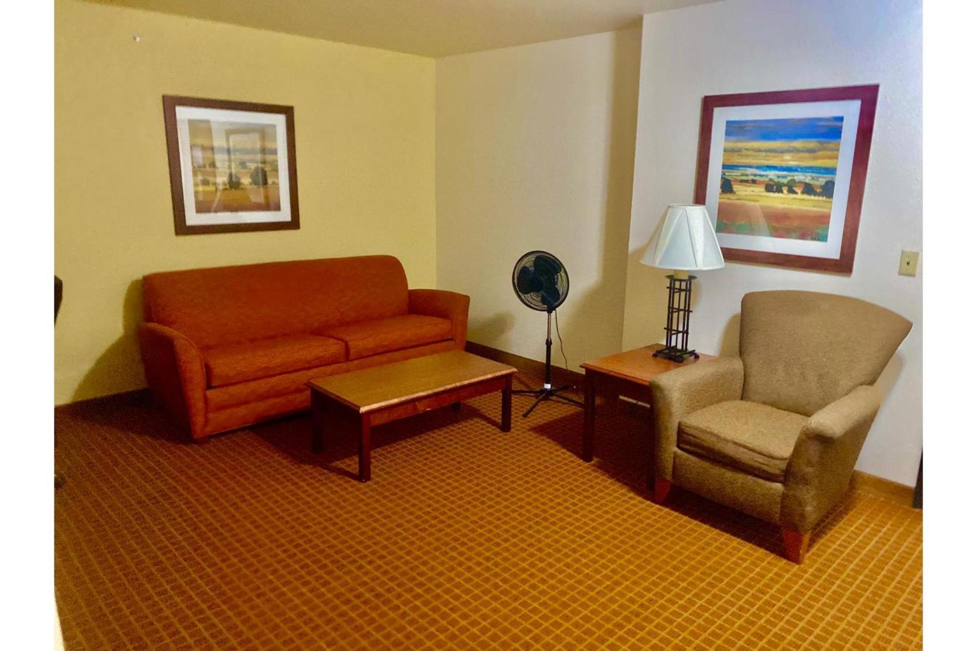 Park View Inn & Suites Hoisington Near Great Bend Bagian luar foto