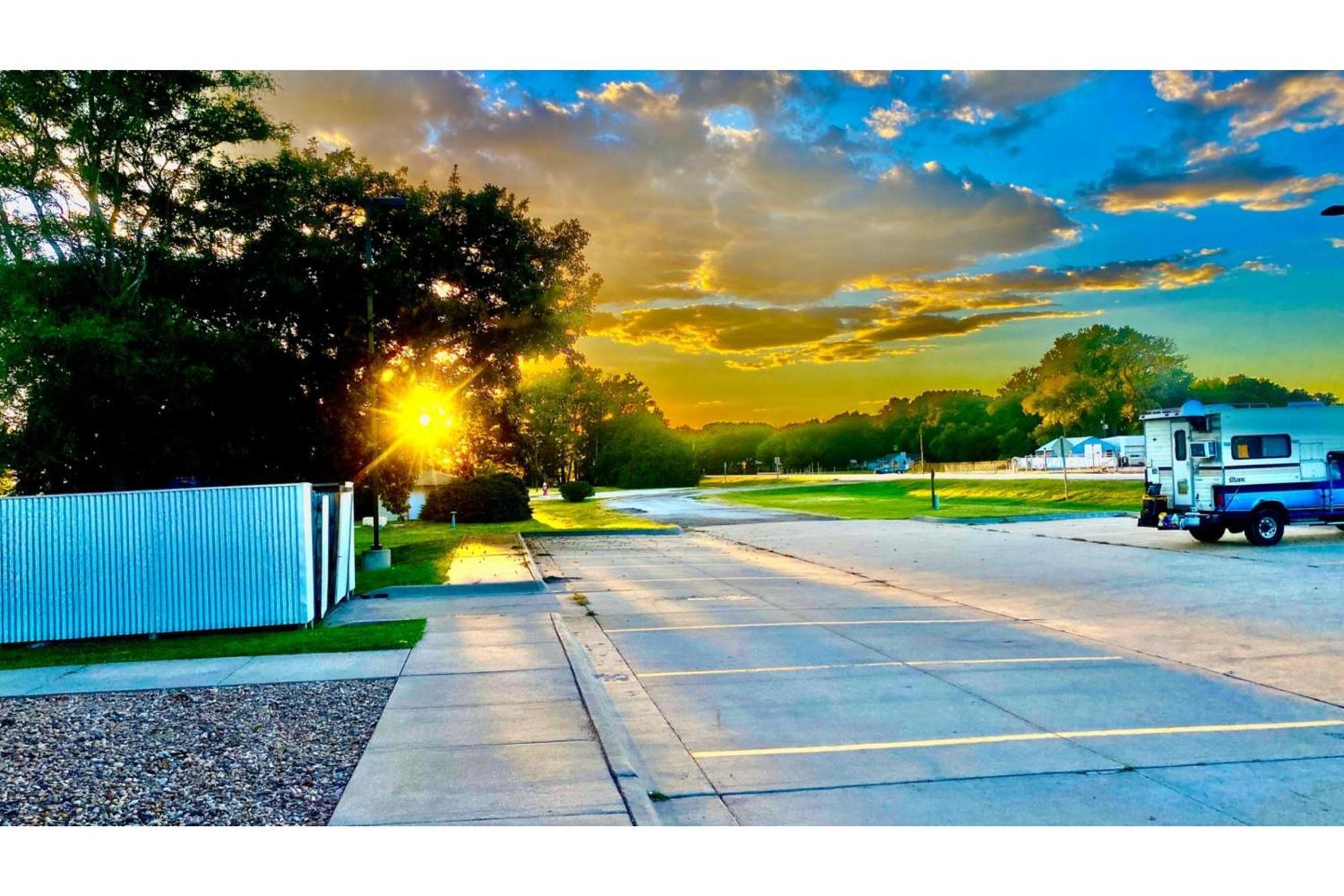 Park View Inn & Suites Hoisington Near Great Bend Bagian luar foto