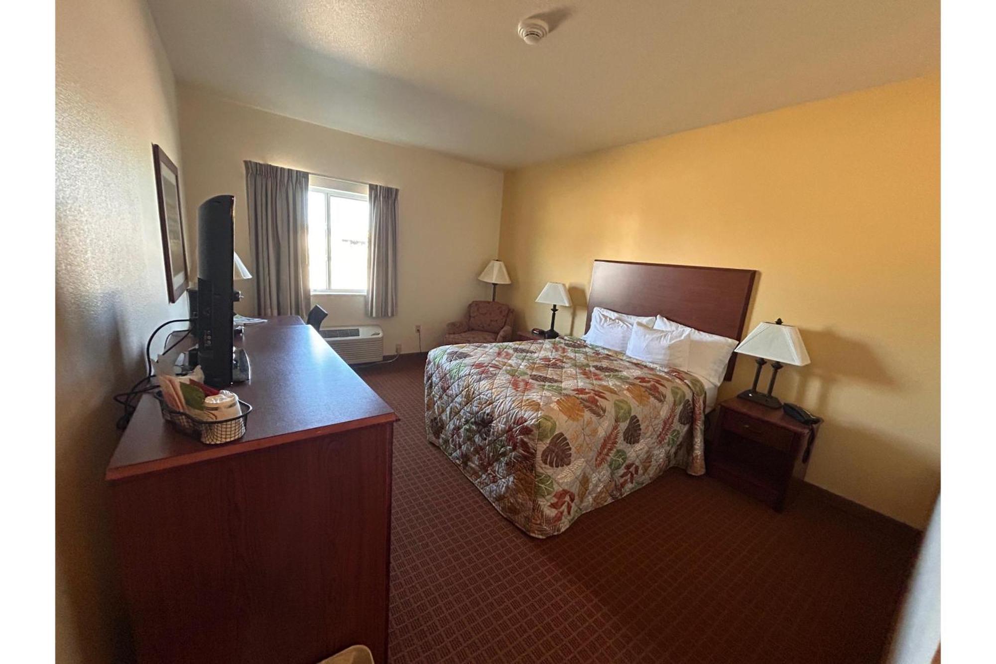 Park View Inn & Suites Hoisington Near Great Bend Bagian luar foto