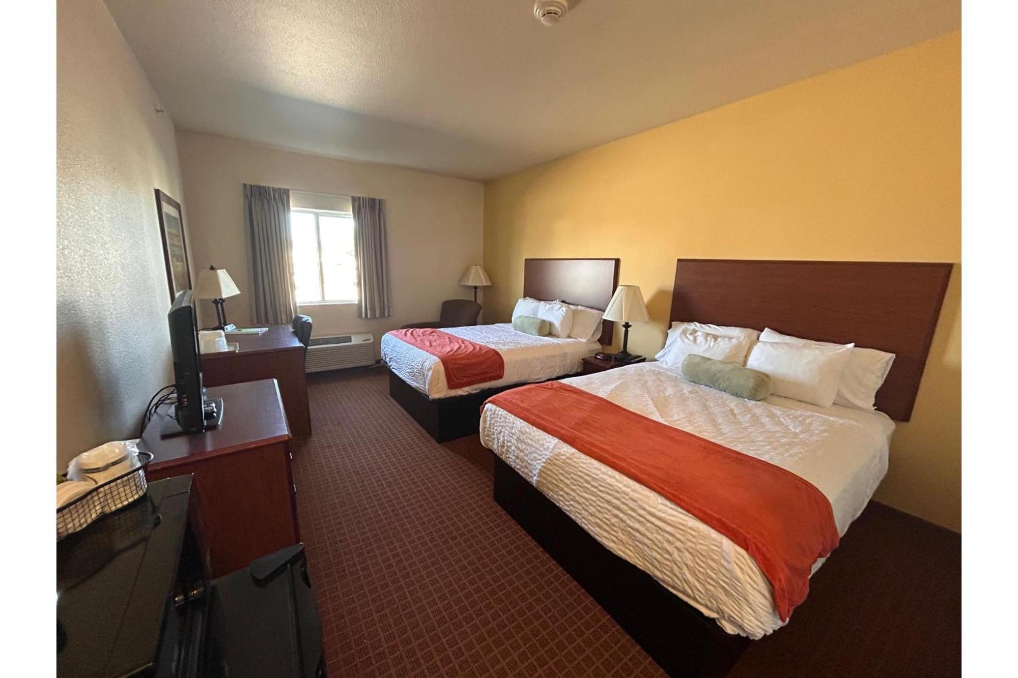 Park View Inn & Suites Hoisington Near Great Bend Bagian luar foto