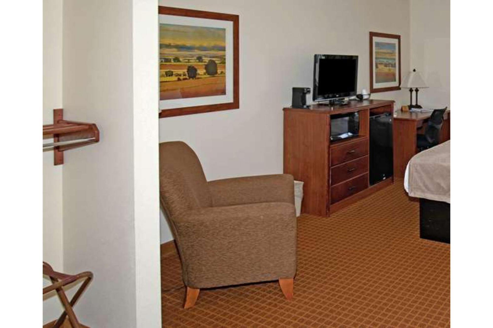 Park View Inn & Suites Hoisington Near Great Bend Bagian luar foto