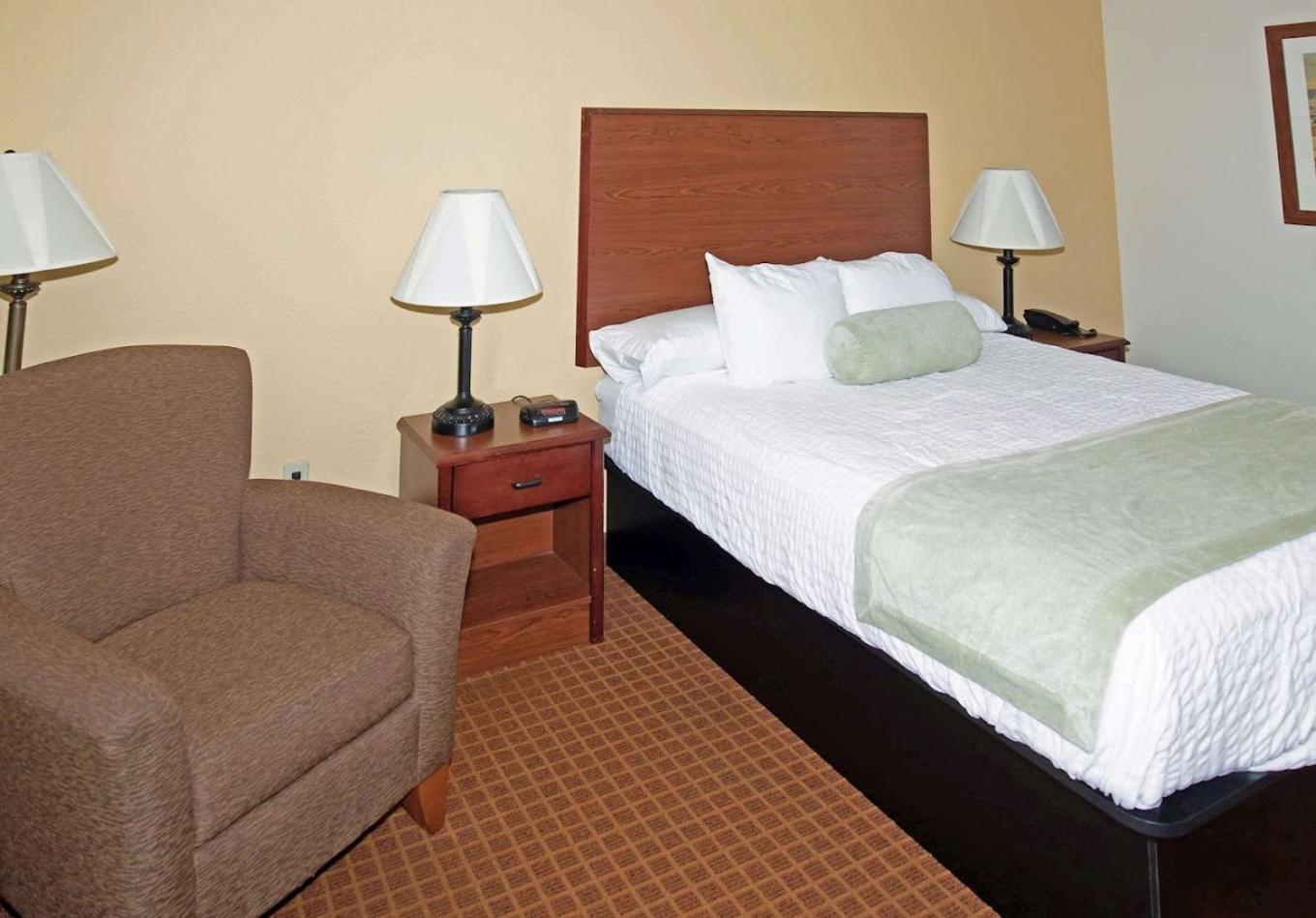 Park View Inn & Suites Hoisington Near Great Bend Bagian luar foto