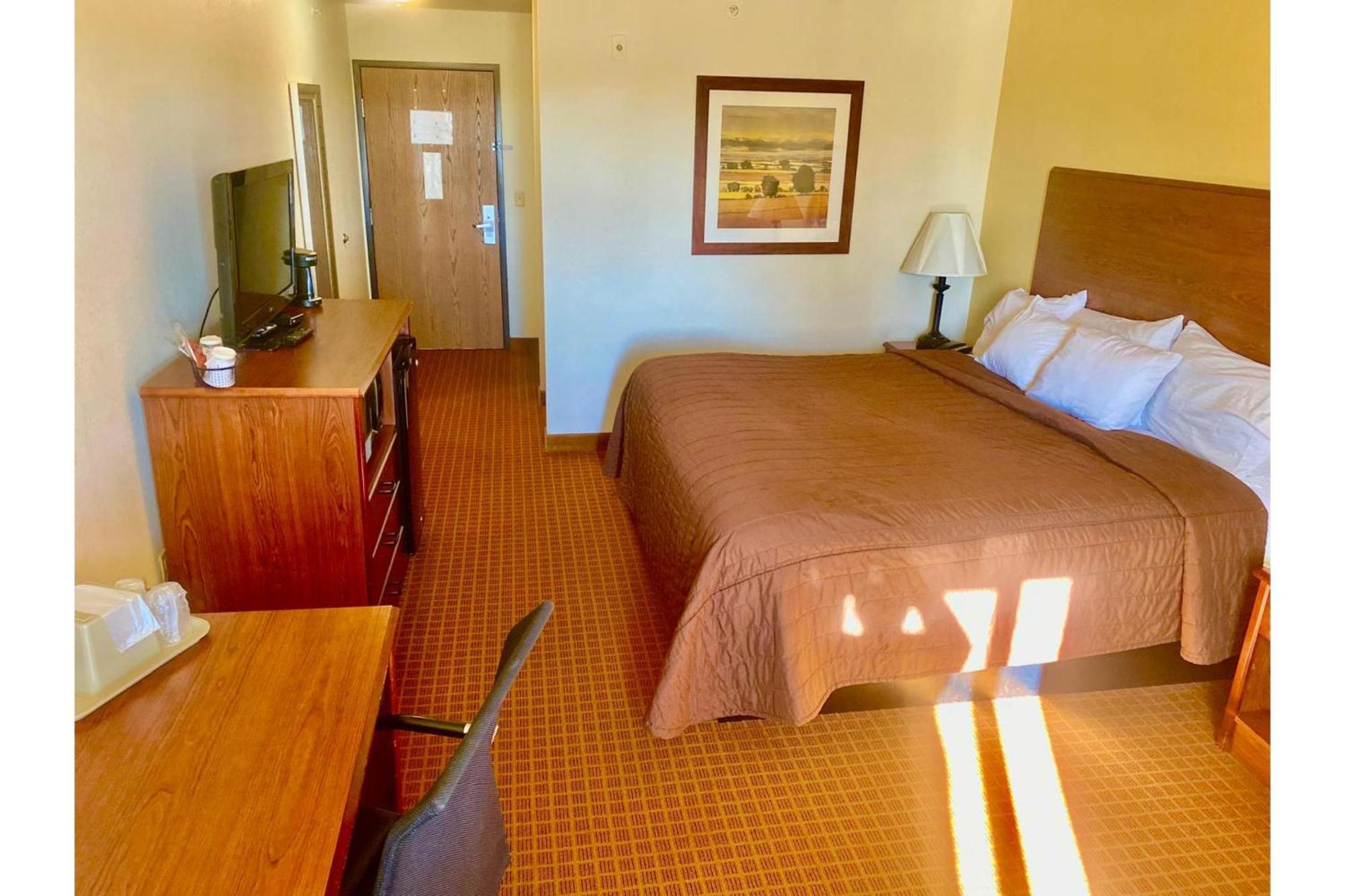 Park View Inn & Suites Hoisington Near Great Bend Bagian luar foto