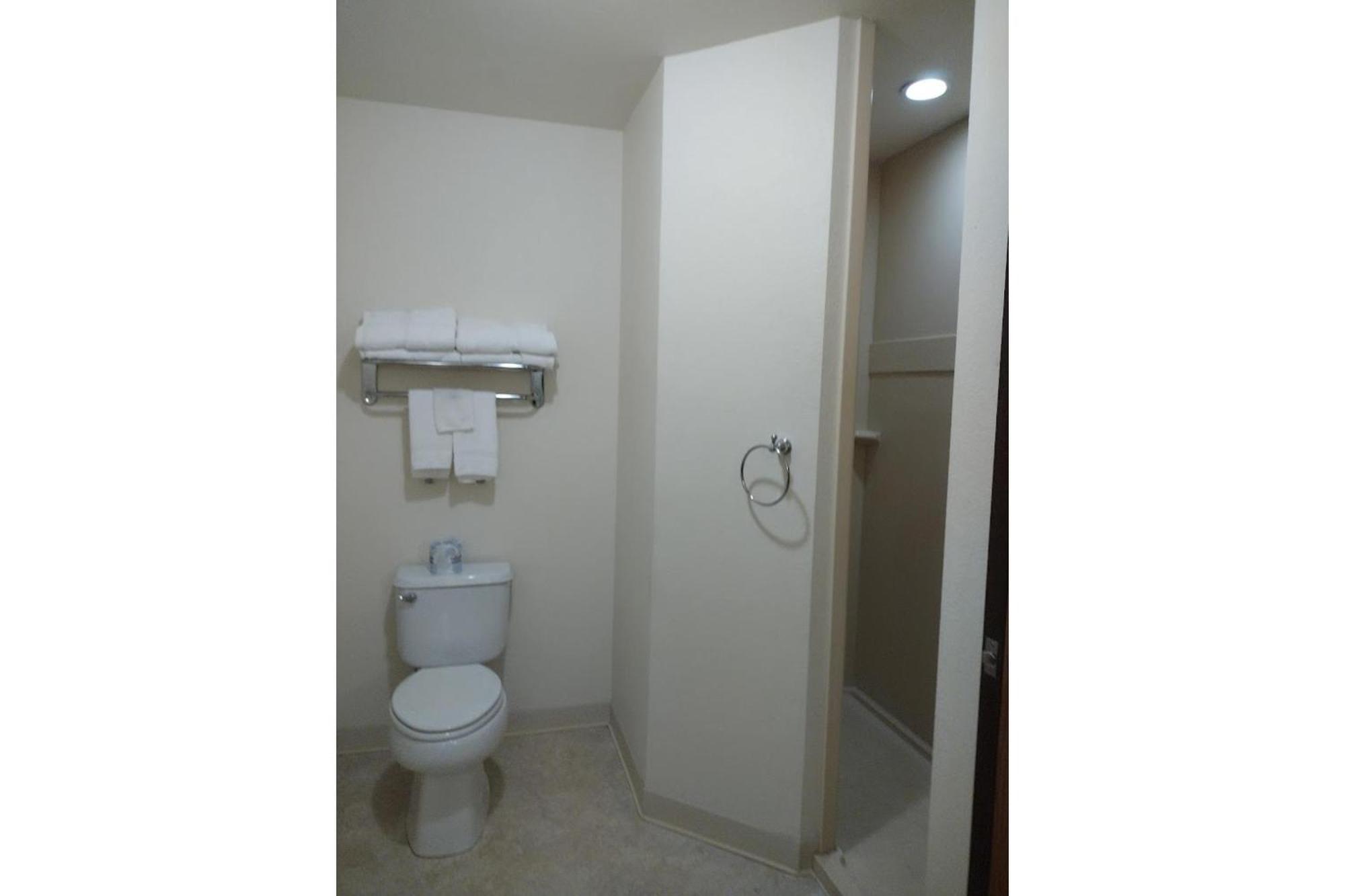 Park View Inn & Suites Hoisington Near Great Bend Bagian luar foto