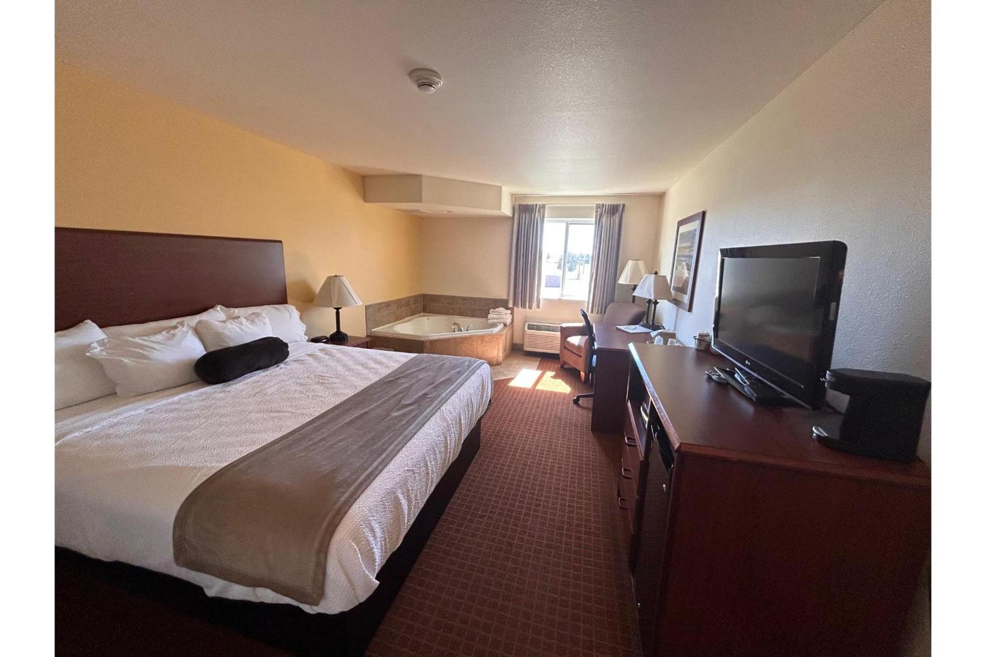 Park View Inn & Suites Hoisington Near Great Bend Bagian luar foto