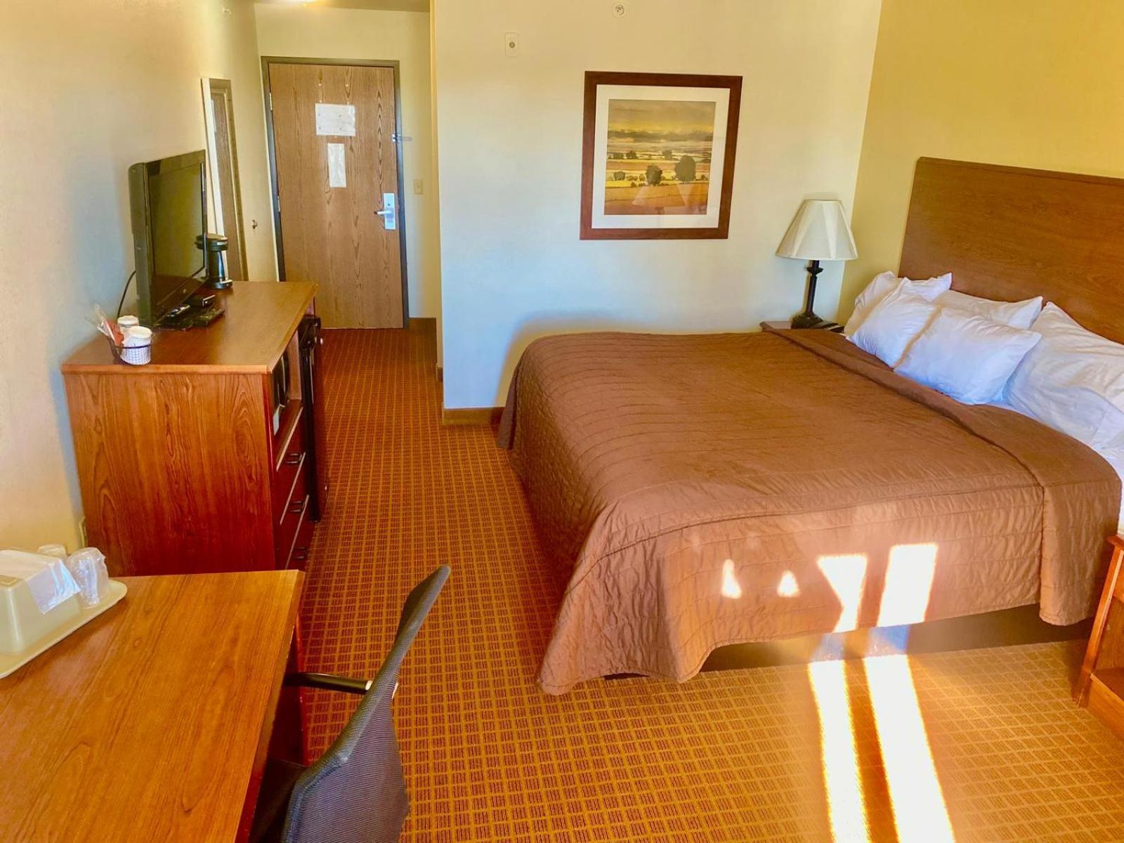 Park View Inn & Suites Hoisington Near Great Bend Bagian luar foto