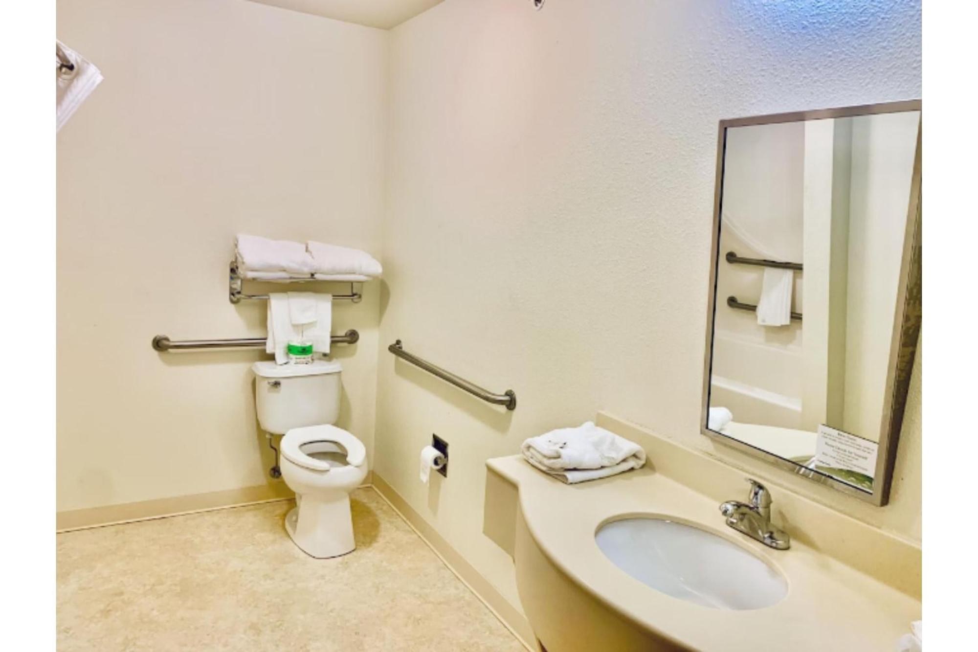 Park View Inn & Suites Hoisington Near Great Bend Bagian luar foto