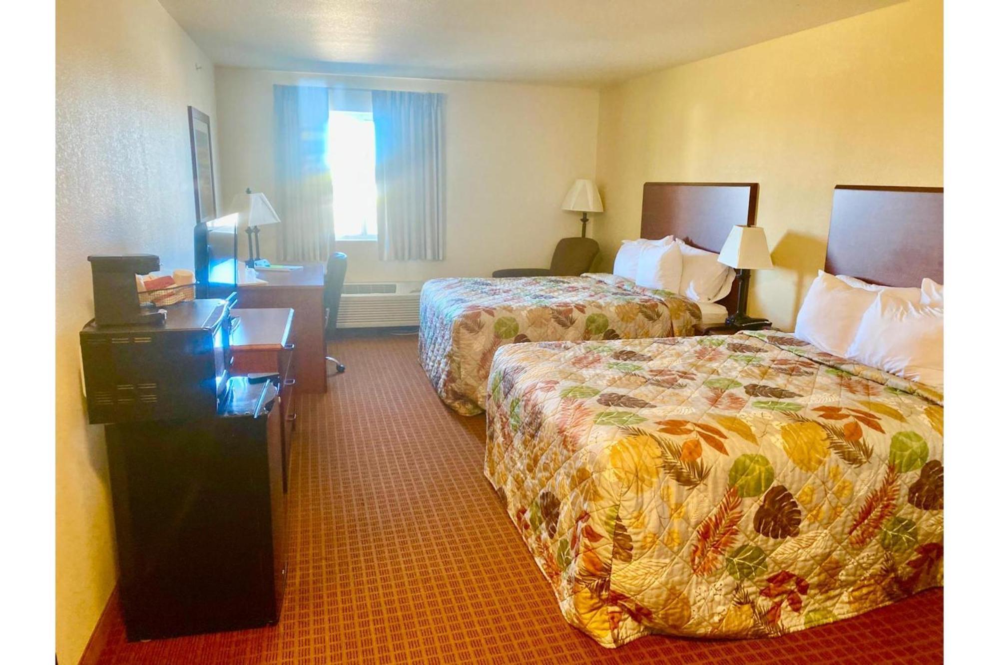 Park View Inn & Suites Hoisington Near Great Bend Bagian luar foto
