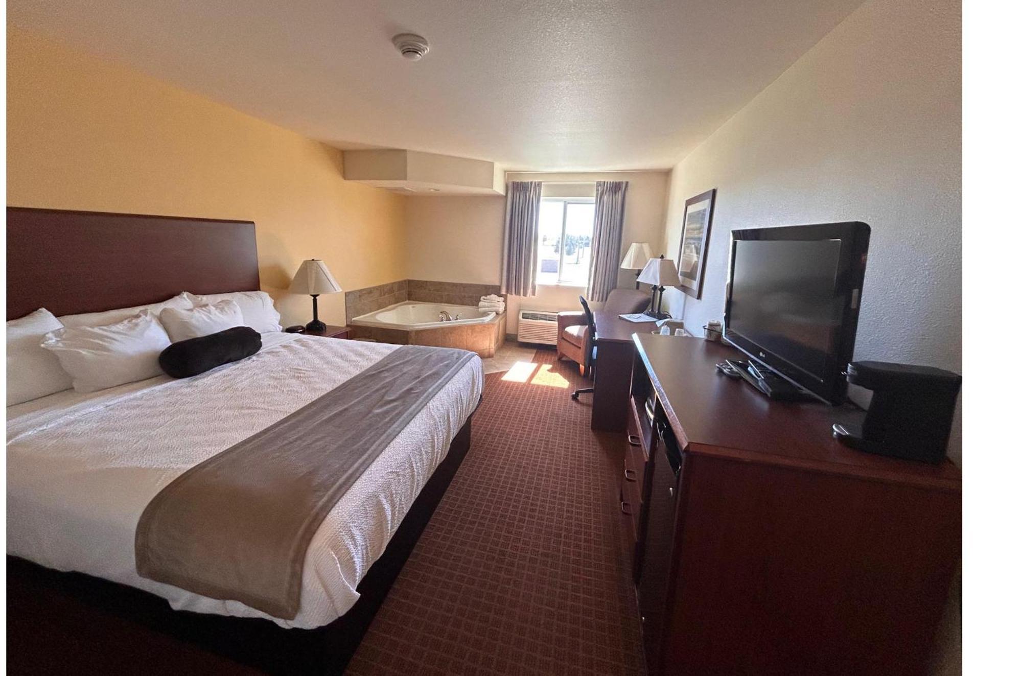 Park View Inn & Suites Hoisington Near Great Bend Bagian luar foto