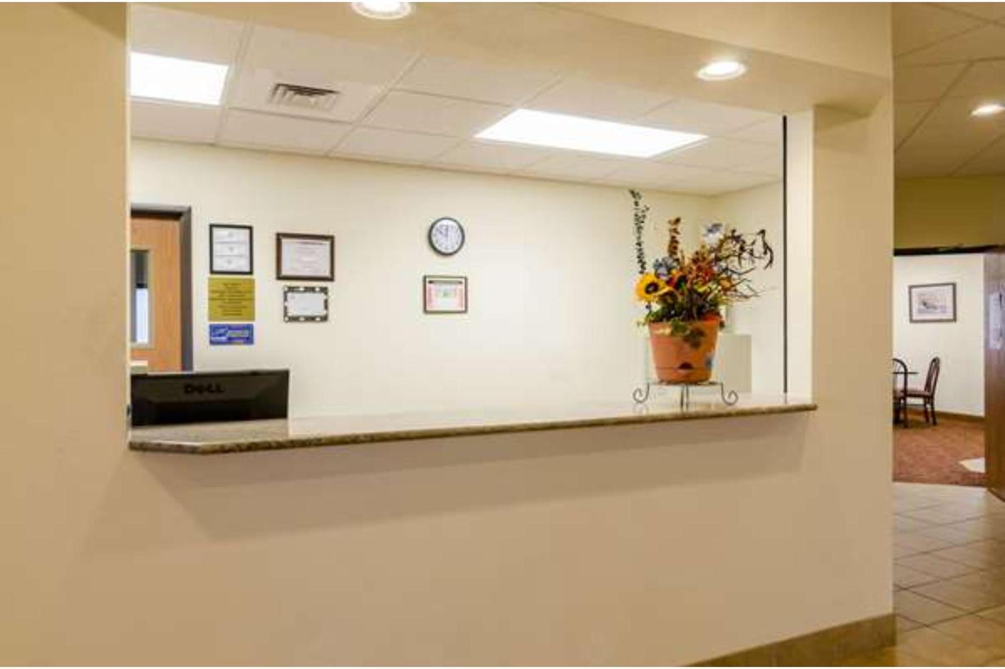 Park View Inn & Suites Hoisington Near Great Bend Bagian luar foto