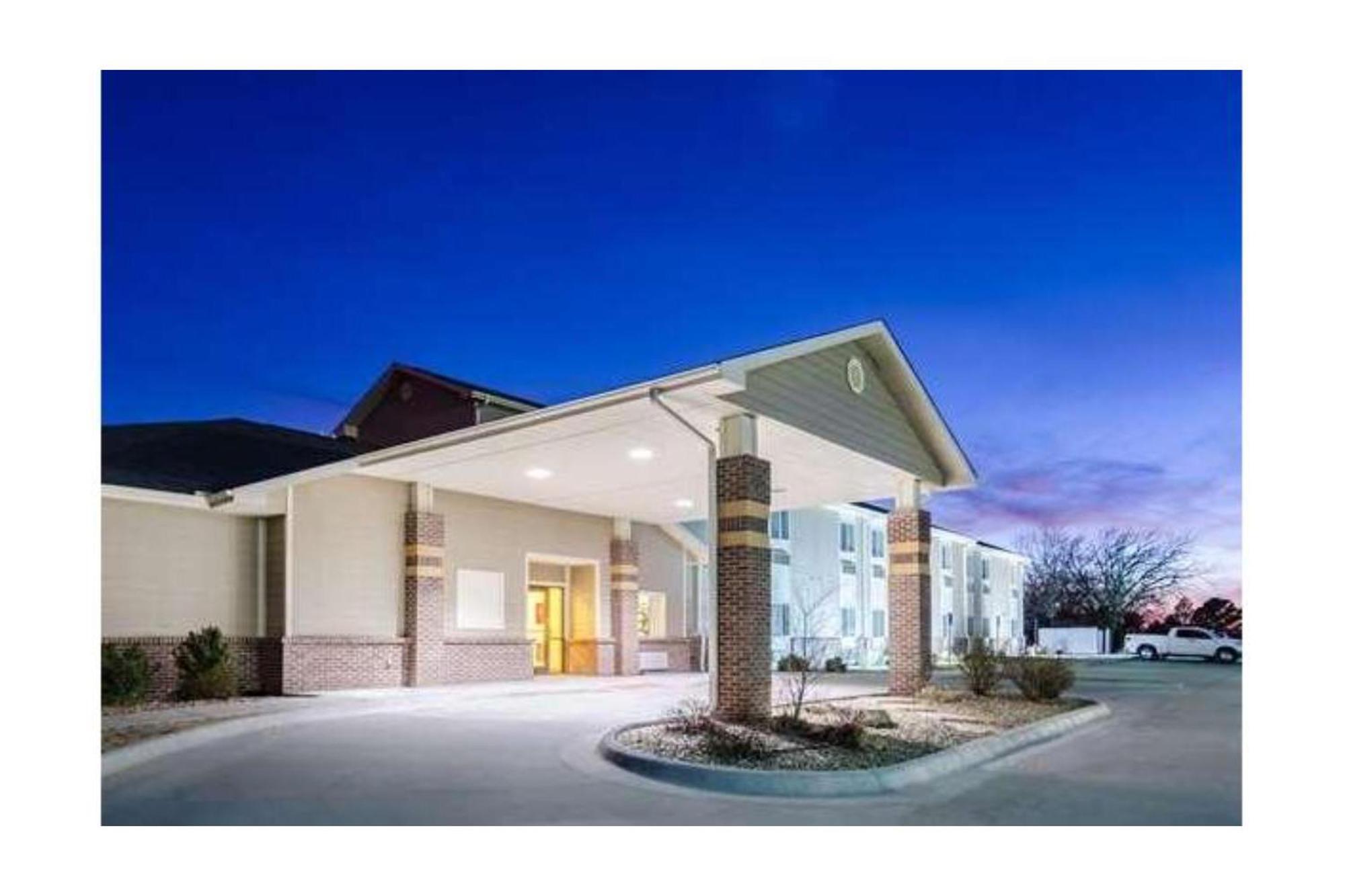 Park View Inn & Suites Hoisington Near Great Bend Bagian luar foto