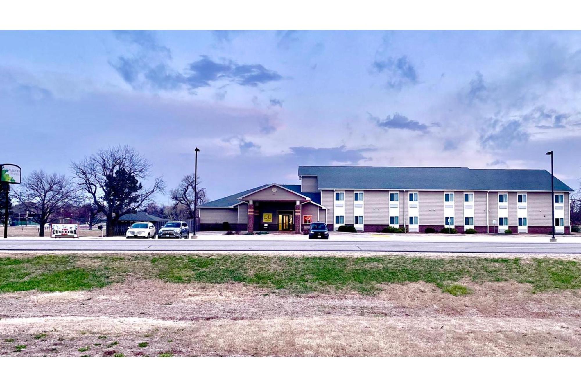Park View Inn & Suites Hoisington Near Great Bend Bagian luar foto