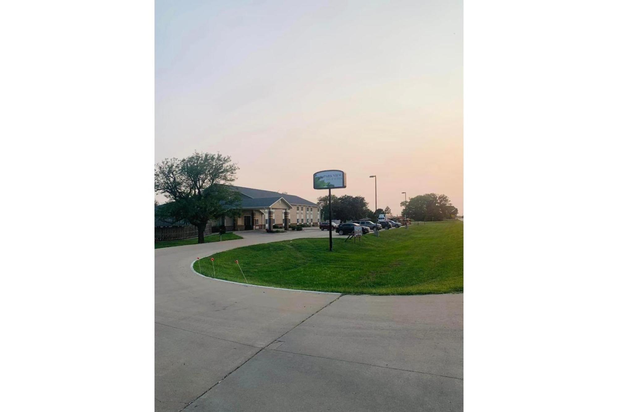 Park View Inn & Suites Hoisington Near Great Bend Bagian luar foto