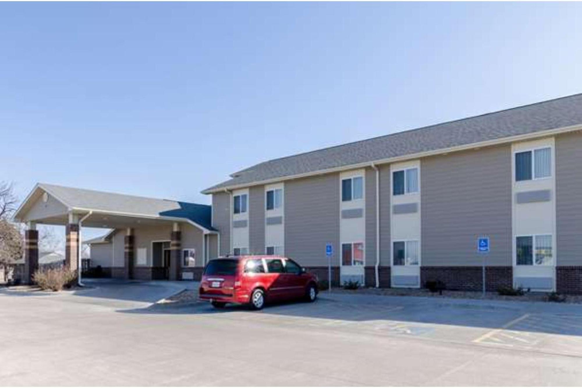 Park View Inn & Suites Hoisington Near Great Bend Bagian luar foto