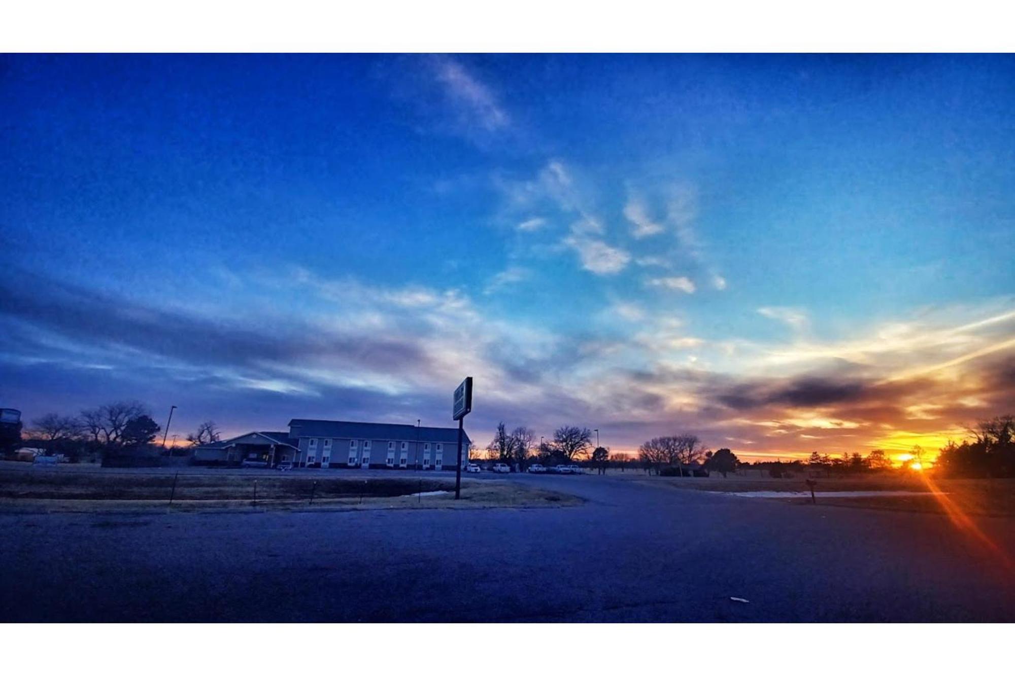 Park View Inn & Suites Hoisington Near Great Bend Bagian luar foto