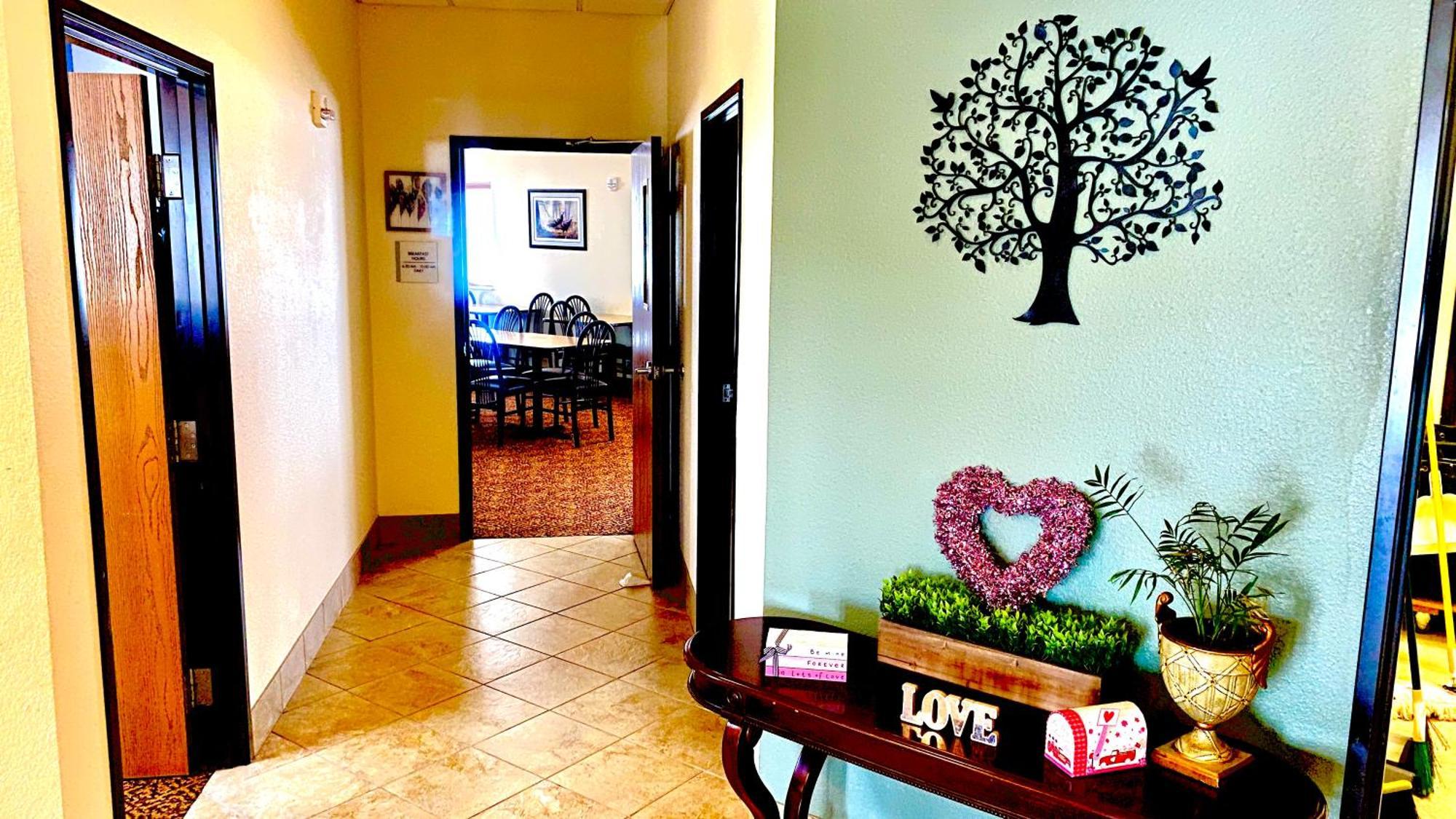 Park View Inn & Suites Hoisington Near Great Bend Bagian luar foto