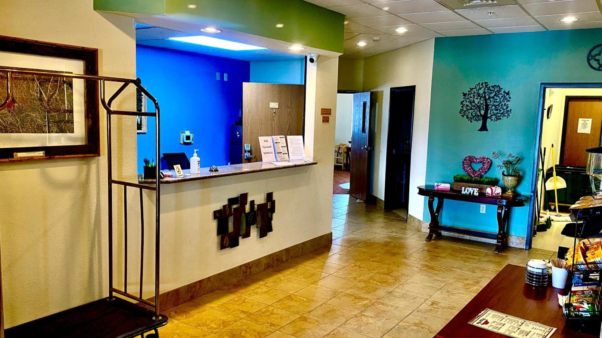 Park View Inn & Suites Hoisington Near Great Bend Bagian luar foto