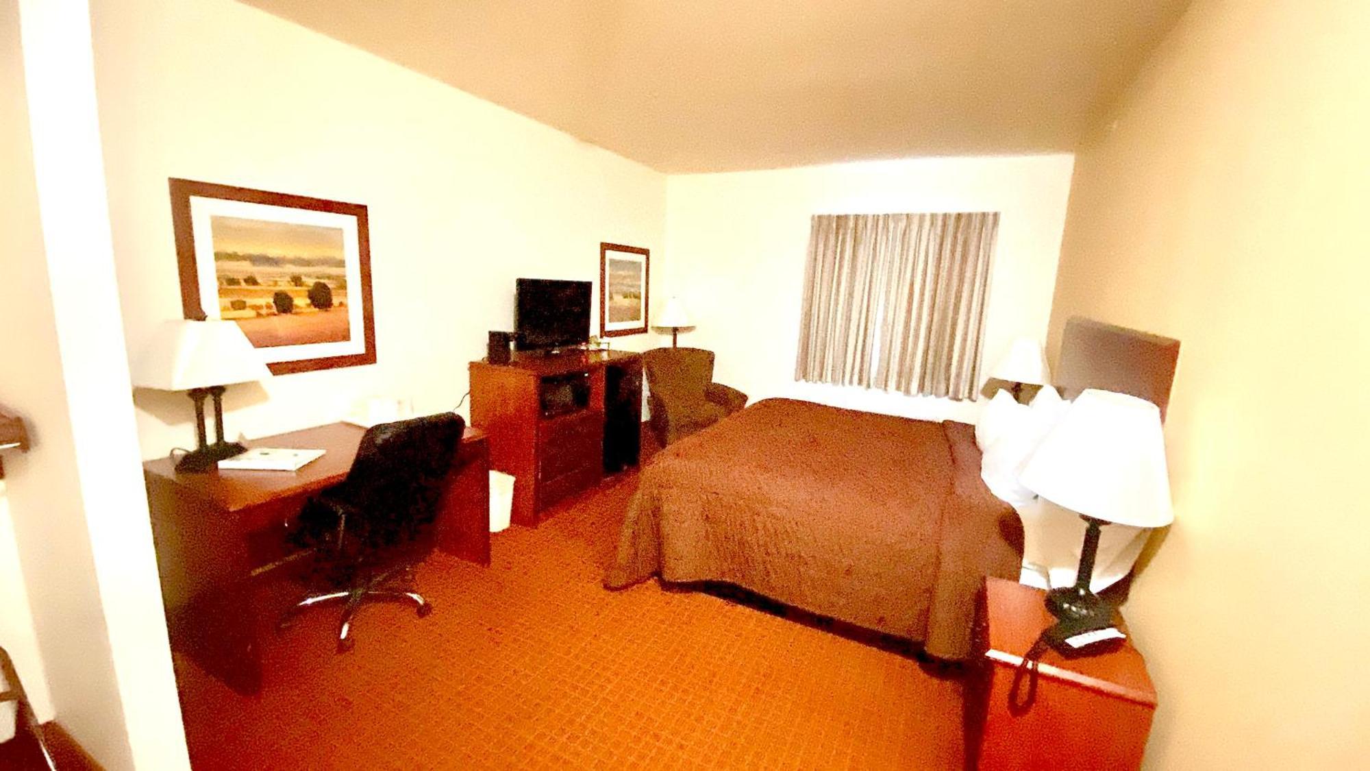 Park View Inn & Suites Hoisington Near Great Bend Bagian luar foto