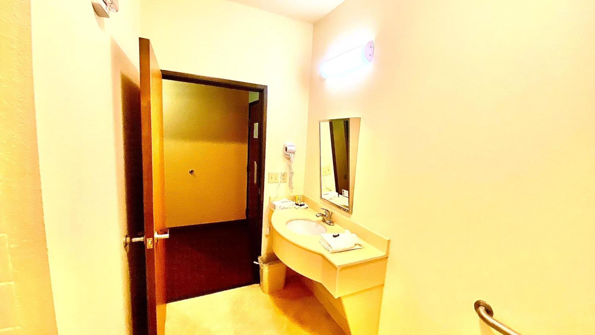 Park View Inn & Suites Hoisington Near Great Bend Bagian luar foto