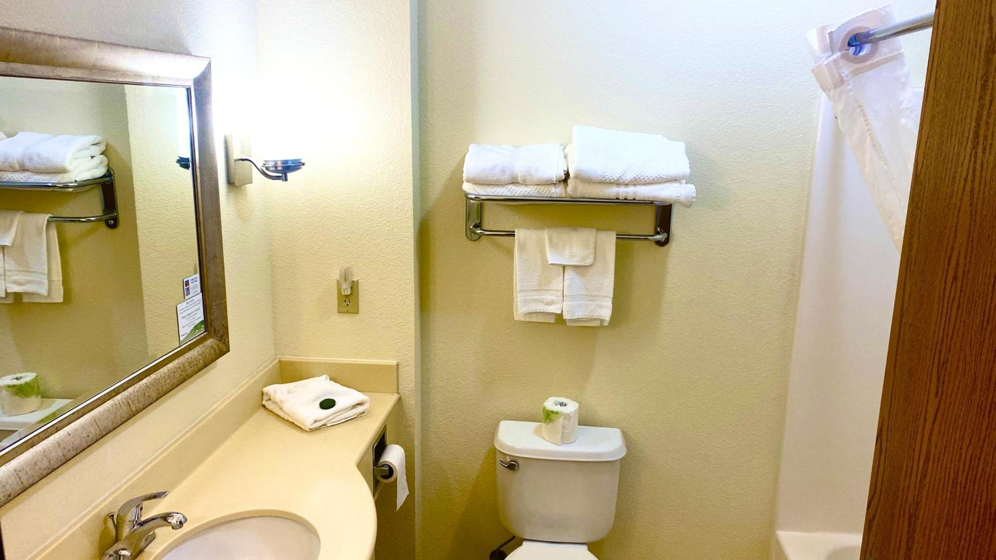 Park View Inn & Suites Hoisington Near Great Bend Bagian luar foto