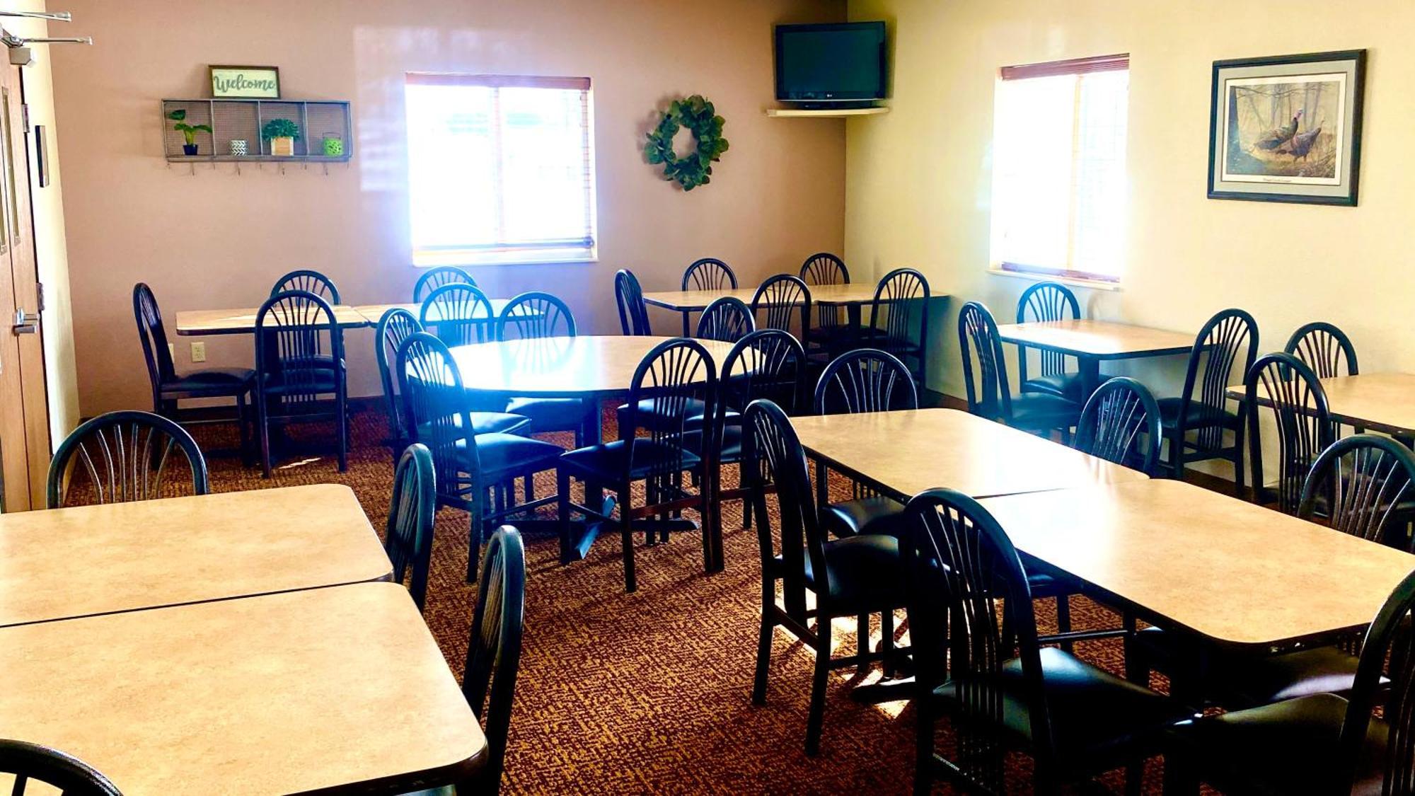 Park View Inn & Suites Hoisington Near Great Bend Bagian luar foto