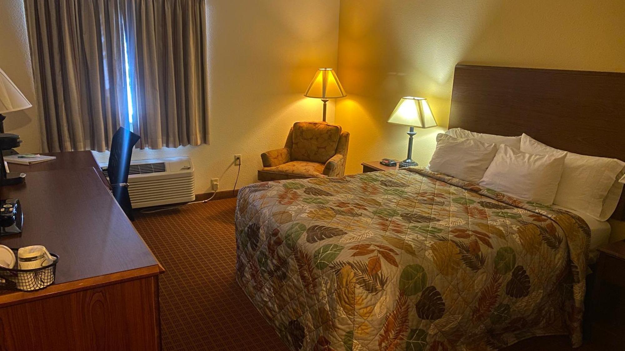Park View Inn & Suites Hoisington Near Great Bend Bagian luar foto