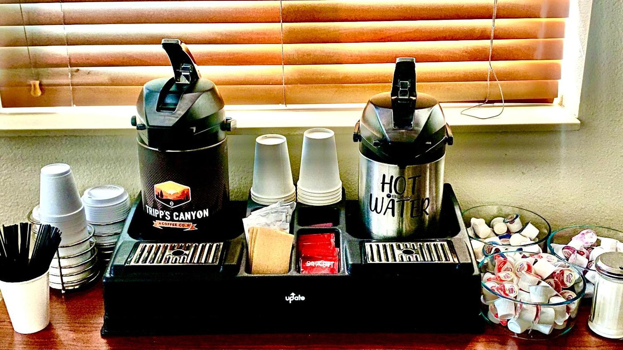 Park View Inn & Suites Hoisington Near Great Bend Bagian luar foto